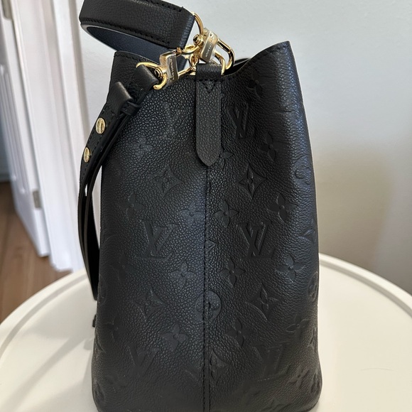 Louis Vuitton Black Crossbody Bag with Adjustable Strap - Picture 4 of 10